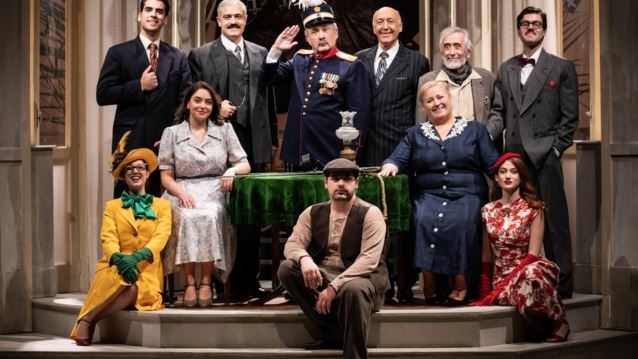 Ένας Ήρωας με Παντούφλες | Ο Γιάννης Μπέζος σκηνοθετεί τον Λάκη Λαζόπουλο για δεύτερη χρονιά