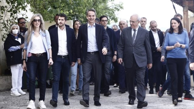 Εκλογές - Με τα παιδιά του στο εκλογικό κέντρο ο Κυριάκος Μητσοτάκης: Αύριο θα ξημερώσει ακόμη καλύτερη μέρα