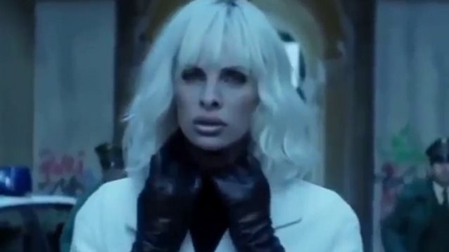 Ελένη Μενεγάκη: Όπως δεν την έχετε ξαναδεί! Το επικό βίντεο μεταμορφωμένη σε Σαρλίζ Θερόν