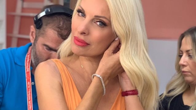 Ελένη Μενεγάκη: «Τώρα σιγά σιγά θα κάνω λίγο πίσω από τα φώτα... Μη με παρεξηγήσετε. Θα είμαι πάντα η Ελένη σας»