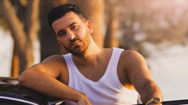 Ο Νικηφόρος φωτογραφίζεται στη θάλασσα και γίνεται το eye candy του ελληνικού καλοκαιριού