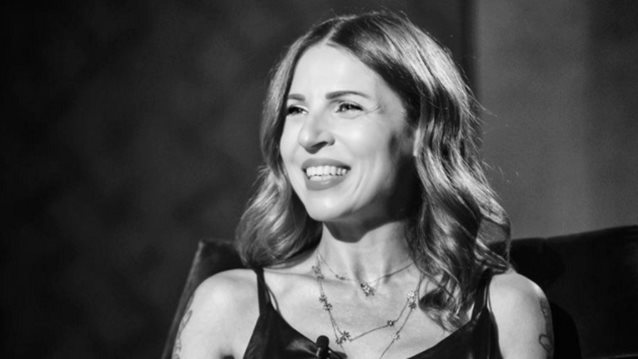 Η Ευρυδίκη ήταν η πιο cool και ροκ νύφη της ελληνικής showbiz | Το strapless νυφικό και το λουλουδένιο στεφάνι στα μαλλιά