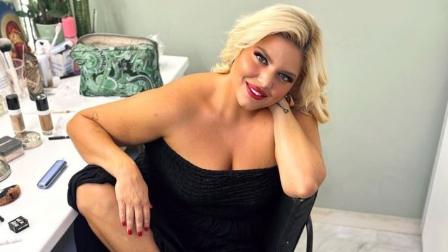 Η Δανάη Μπάρκα έπιασε το μικρόφωνο σε συναυλία της Ματούλας Ζαμάνη και ερμήνευσε Βίκυ Μόσχολιού