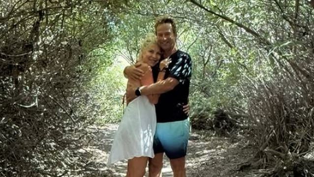 Η Ελένη Μενεγάκη με μαγιό στην αγκαλιά του Μάκη Παντζόπουλου δίνει παράταση στο καλοκαίρι της