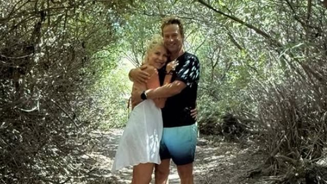 Η Ελένη Μενεγάκη με μαγιό στην αγκαλιά του Μάκη Παντζόπουλου δίνει παράταση στο καλοκαίρι της