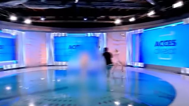 Απίθανο! Γυμνή γυναίκα εισέβαλε σε στούντιο και πέταξε πέτρα στην παρουσιάστρια