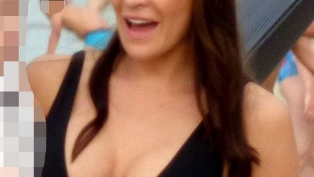 Υβόννη Μπόσνιακ: Με τον Αντώνη Ρέμο και την κόρη τους στην παραλία: Φωτογραφίες