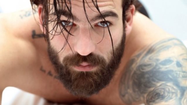 Ο Δημήτρης Αλεξάνδρου Στο Κρεβάτι: Ποζάρει γυμνός και μιλάει για την Όλγα Φαρμάκη