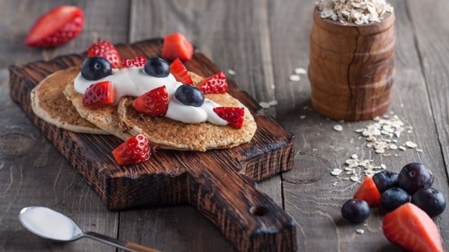 MamaPost by The Mamagers: Τηγανίτες με νιφάδες βρώμης και φρούτα