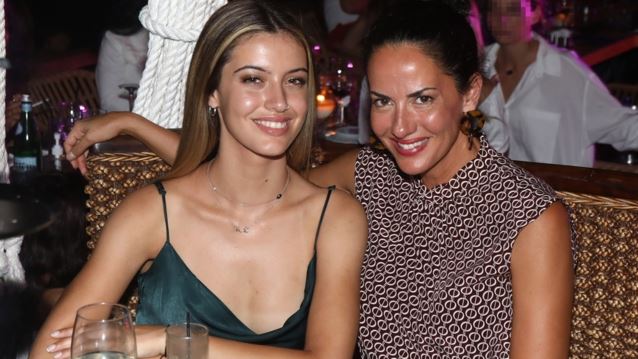 Η Δανάη Λιβιεράτου σε μία σπάνια βραδινή έξοδο με τη μητέρα της, Εύη Αδάμ