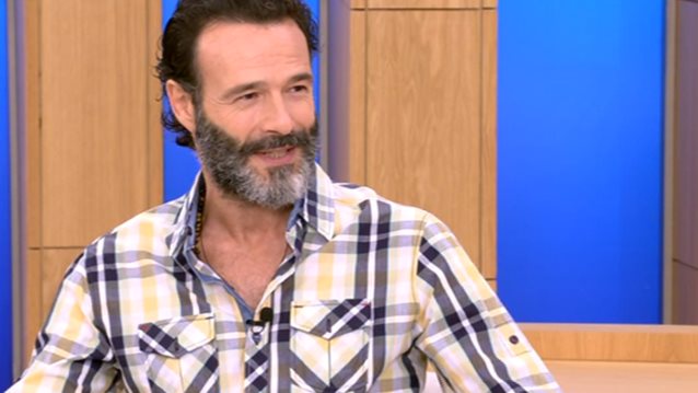 Θανάσης Ευθυμιάδης: Όπως δεν τον έχετε ξαναδεί! Ποζάρει γυμνός στη θάλασσα