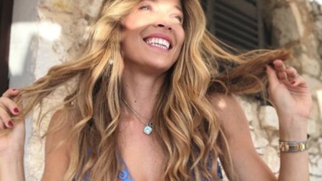 Η Μαριέττα Χρουσαλά ποζάρει μπροστά στο χριστουγεννιάτικο δέντρο!