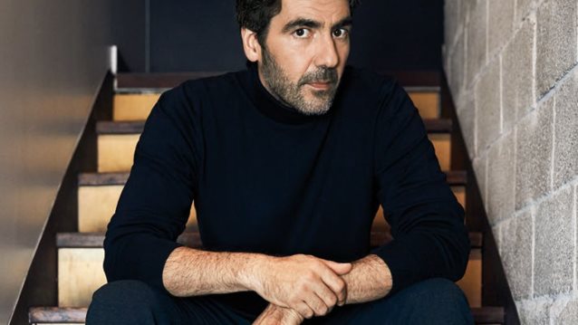 Αντώνης Καρυστινός: «Η ζωή μου είναι πολύ περίεργη και δύσκολη. Λόγω κρίσης δεν ζούμε πλέον στην Ελλάδα με την οικογένειά μου»