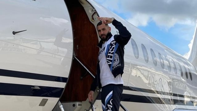 Σε άλλα νέα, ο Karim Benzema λιώνει στη Μύκονο