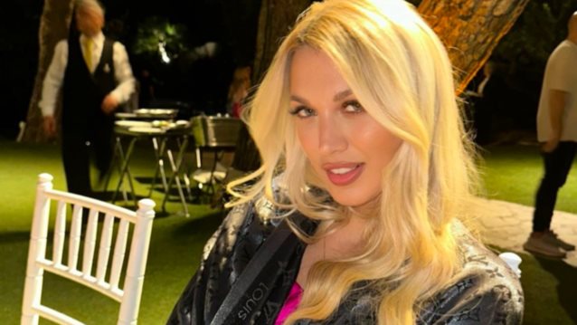 Η Κωνσταντίνα Σπυροπούλου με το luxury και πιο ιδιαίτερο τζιν παντελόνι που έχουμε δει τελευταία