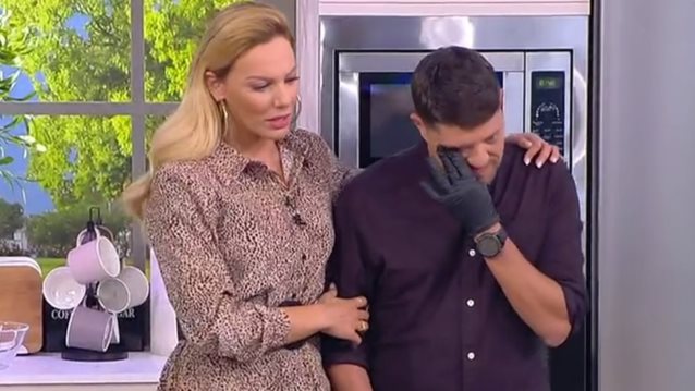 Ξέσπασε σε δάκρυα στην αγκαλιά της Ιωάννας Μαλέσκου ο Αλέξανδρος Παπανδρέου