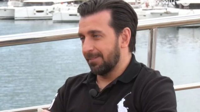 Θάνος Πετρέλης: &quot;Δεν βοηθάω στις δουλειές του σπιτιού. Είμαι κακομαθημένος από τη μάνα μου&quot;