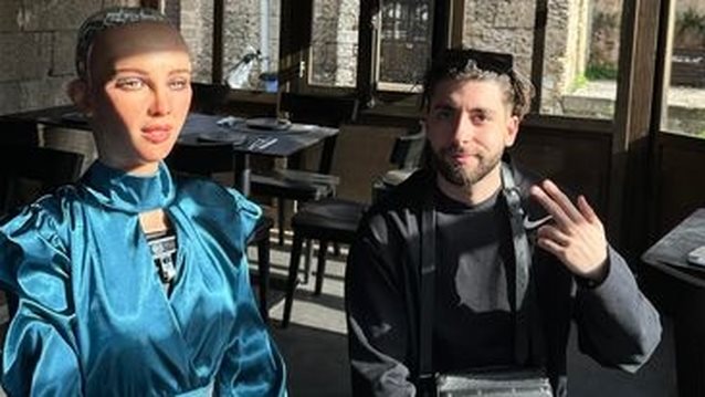 AI Love | Το πρώτο ντουέτο Έλληνα καλλιτέχνη με ρομπότ είναι γεγονός!