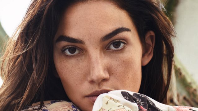Lily Aldridge : Φωτογραφίζεται για το ελληνικό Harper’s Bazaar στην Ύδρα