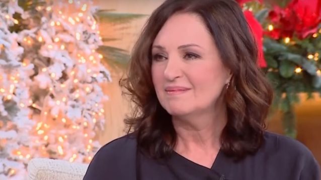 Κοραλία Καράντη:  &quot;Κρατιόμασταν αγκαλιά και την παρηγορούσα σαν να παρηγορώ τον νεαρό μου εαυτό&quot;