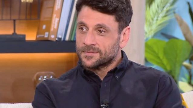 Γιώργος Χρυσοστόμου: Κρεμάστηκα από το παράθυρο και είπα "Αν δεν πεις σ’ αγαπώ, θα αφήσω το χέρι μου"