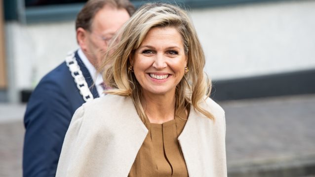 Βασίλισσα Maxima | Το ρομαντικό styling combo με ένα λευκό παντελόνι