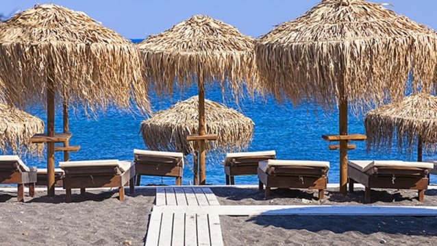 Θάλασσα, άμμος, ξαπλώστρες επί κορονοϊού: Πως θα βγούμε χωρίς κίνδυνο στην παραλία

