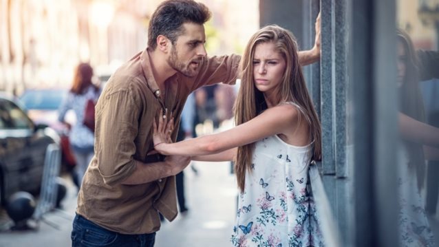 Όσα κάνεις και τη διώχνουν μακριά σου: Πέντε συμπεριφορές που σε τοποθετούν στη «μαύρη λίστα» της