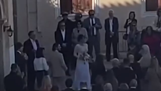 Η στιγμή της άφιξης της Δήμητρας Ματσούκα στον γάμο της με τον Πέτρο Κόκκαλη