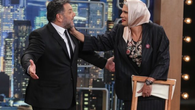 Δημήτρης Ουγγαρέζος: Η ξεκαρδιστική εμφάνιση ως «γιαγιά Τρισεύγενη» στον Αρναούτογλου