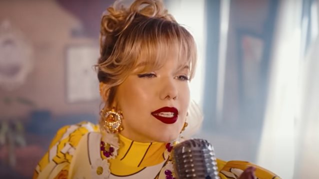 Η Νίνα Μαζάνη κυκλοφόρησε το νέο της single μετά το &quot;Η νύχτα μυρίζει γιασεμί&quot;