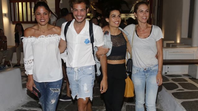 Mykonos Report: Τι φορούν οι διάσημες στα σοκάκια του νησιού;
