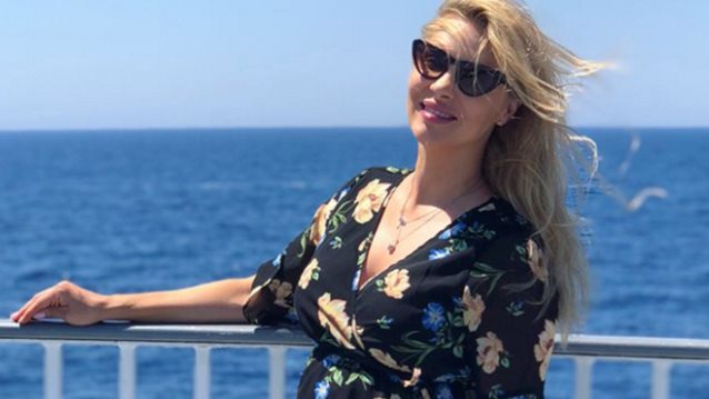 Χριστίνα Αλούπη: Ποζάρει στον 4ο μήνα της εγκυμοσύνης της με θέα την Οία της Σαντορίνης! Δες τα στιγμιότυπα