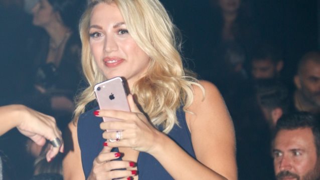 Κωνσταντίνα Σπυροπούλου
 
: Η συνάντηση με τον Γιώργο Κοτσοβό και τη νέα του αγαπημένη που εξελίχθηκε σε επεισόδιο!