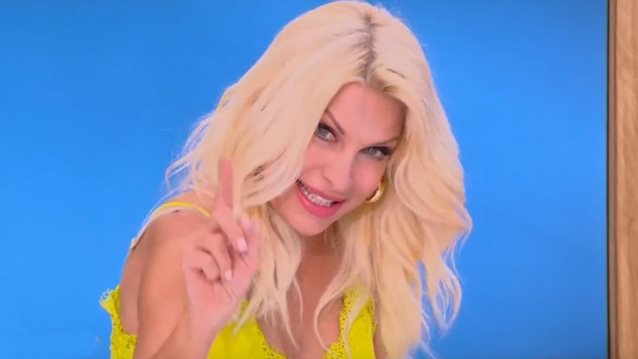 Ελένη Μενεγάκη και Σάββας Πούμπουρας σε έναν νέο απολαυστικό διάλογο: &quot;Τις τρεις τελευταίες μέρες με πας…&quot; - &quot;Εσύ πάλι, με πας… όλη τη χρονιά&quot;