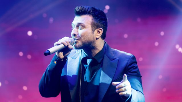 Γιάννης Πλούταρχος: Δείτε τον να τραγουδάει επί σκηνής μαζί με τον κούκλο γιο του