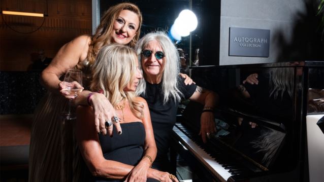 Ο Νίκος Καρβέλας σε σπάνια βραδινή εμφάνιση - Πού βρέθηκε;