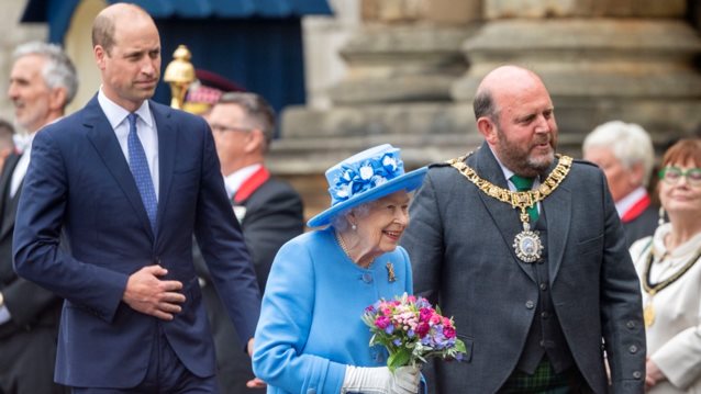 Πρίγκιπας William | Συνόδευσε τη βασίλισσα Ελισάβετ στο πρώτο της ταξίδι μετά τον θάνατο του Φίλιππου