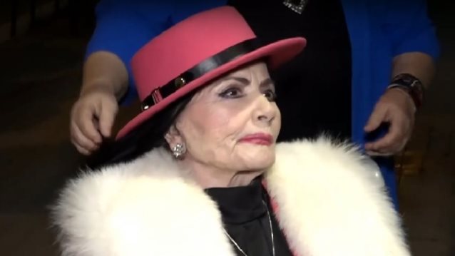 Ταλαιπωρία για τη Ζωζώ Σαπουντζάκη - Η δημόσια εμφάνιση με αναπηρικό αμαξίδιο