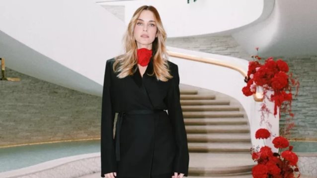 Η Δούκισσα Νομικού με μαύρο strapless φόρεμα στη γαλλική πρεσβεία λίγο πριν ταξιδέψει στο φεστιβάλ Καννών