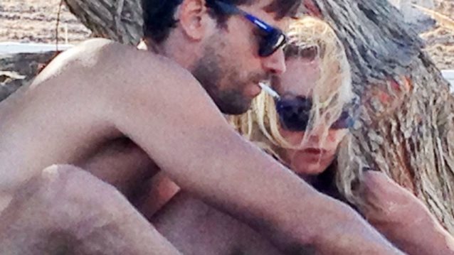 Αποστόλης Τότσικας- Ρούλα Ρέβη: Σε παραλία της Τήνου: Φωτογραφίες