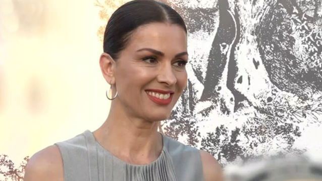 Η Τζίνα Αλιμόνου φωτογραφίζεται με λευκό ολόσωμο μαγιό πάνω σε σκάφος στην Πάρο