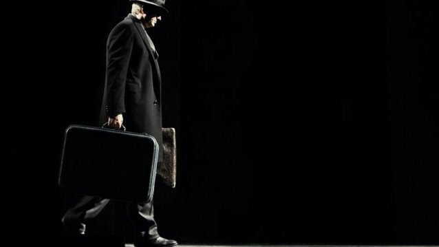 &quot;Ο Θάνατος του Εμποράκου&quot; και ο Βλαδίμηρος Κυριακίδης επιστρέφουν στο Θέατρο Ζίνα για δεύτερη χρονιά