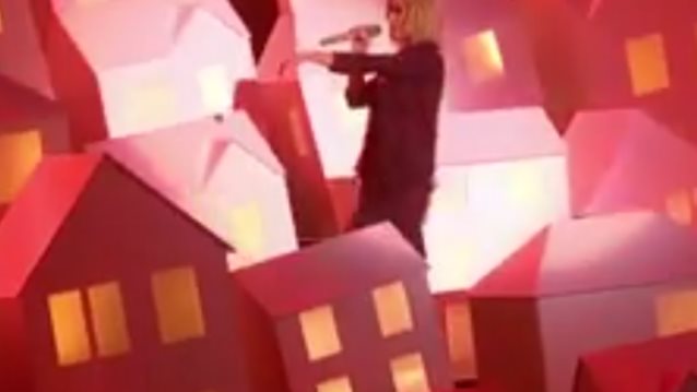 Katy Perry: Το ατύχημα στα Brit Awards: Ο χορευτής έπεσε από τη σκηνή στο κοινό! (Video)