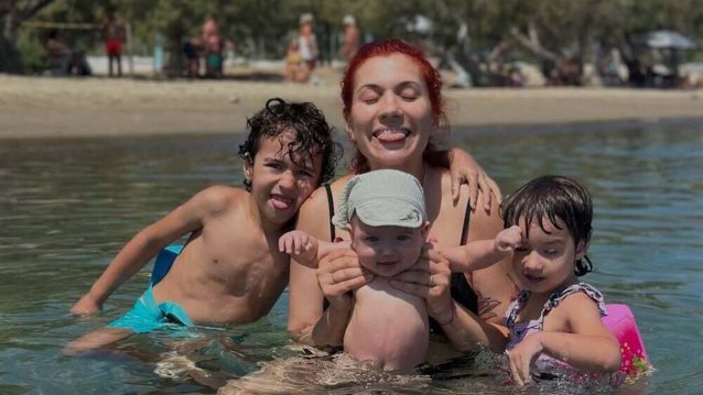 H Πέννυ Μπαλτατζή στις πρώτες της διακοπές με το νεογέννητο παιδάκι της