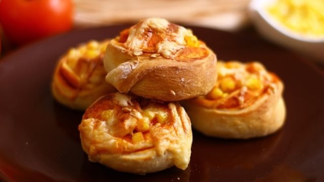 Πώς θα φτιάξεις ρολά πίτσας με κοτόπουλο: Έχεις 40'. Μπορείς να τα καταφέρεις!