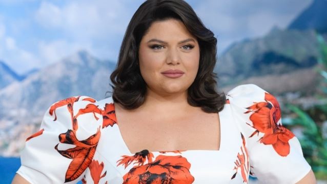 Η Δανάη Μπάρκα με τα παπούτσια που φορούν όλες οι fashionistas σε Παρίσι και Μιλάνο