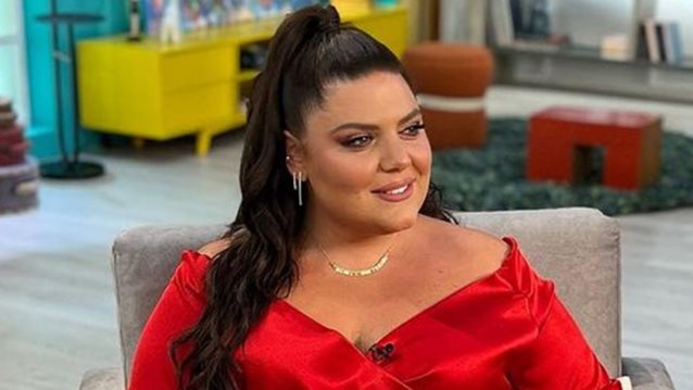 Η Δανάη Μπάρκα με το πουκάμισο που μας κάνει να ανυπομονούμε για την άνοιξη