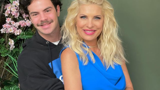 Η Ελένη Μενεγάκη στην αγκαλιά του Άγγελου Λάτσιου στο πλατό της εκπομπής της!