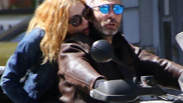 Σμαράγδα Καρύδη - Θοδωρής Αθερίδης: Βόλτα για δύο στην Πλάκα: Φωτογραφίες